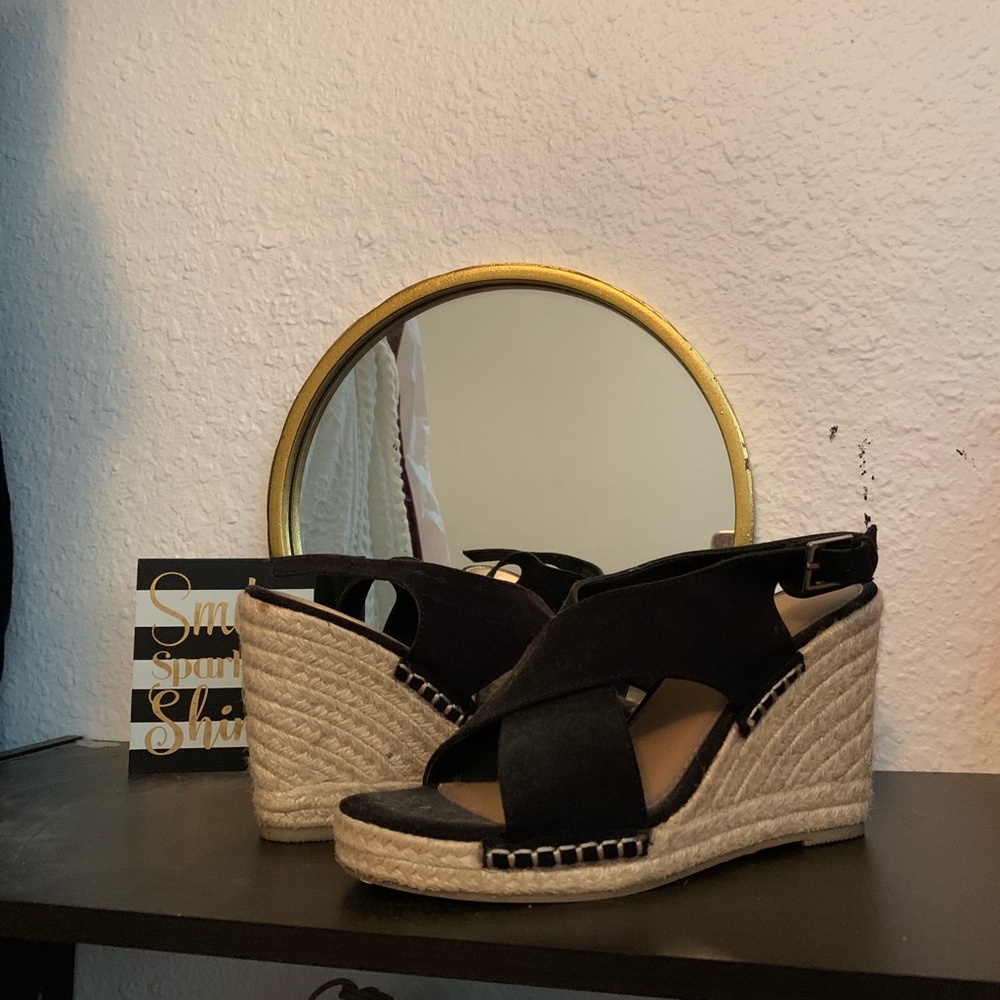 Black wedges